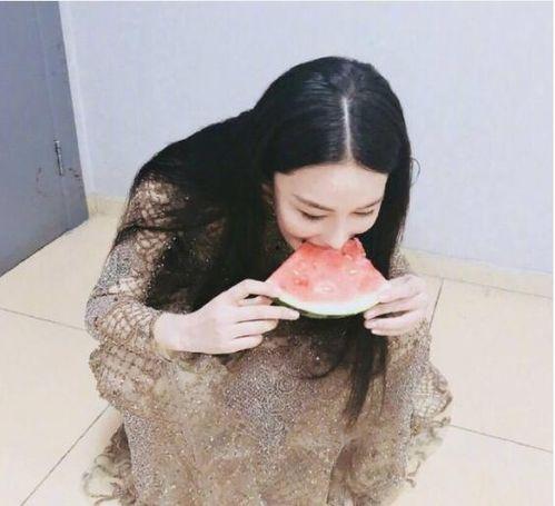 网红吃瓜换衣服图片视频,揭秘时尚与娱乐的跨界魅力